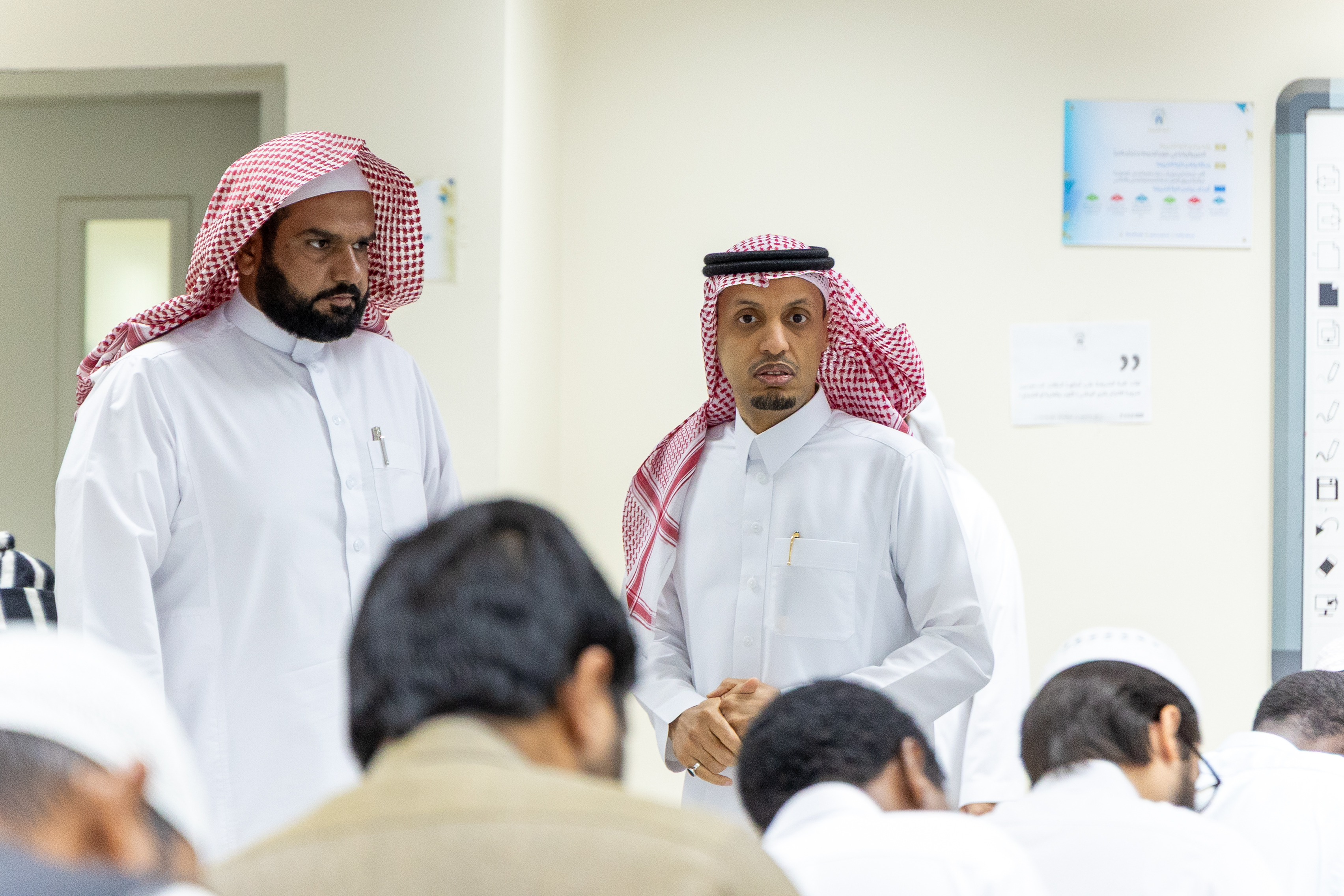 وكيل الجامعة الإسلامية يتفقد قاعات الاختبارات بكليات الجامعة